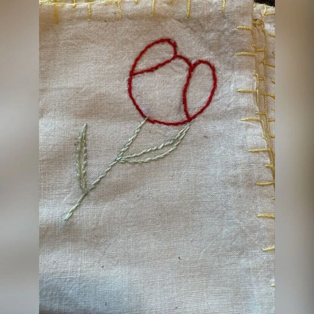 Lot Of 4 Vintage Napkins Beige Linen Red Embroidered Flower Party